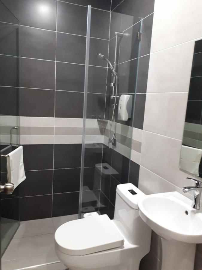 Hotin Inn Kuching Bagian luar foto