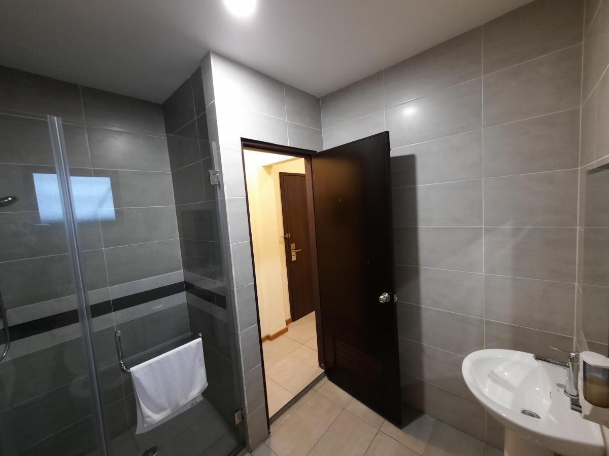 Hotin Inn Kuching Bagian luar foto